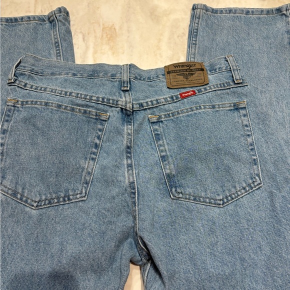 Like New Wrangler Jeans Size 32W x 30L. - Picture 5 of 5